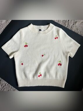 H&M DIVIDE Cream Knit Cropped Short Sleeve Sweater Top w Embroidered Cherry 🍒